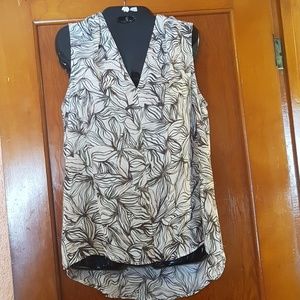 Sleeveless dress shirt